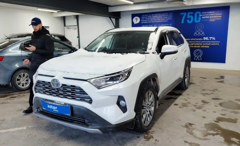 Toyota RAV4 2021 года за 16 000 000 тг. в Астана