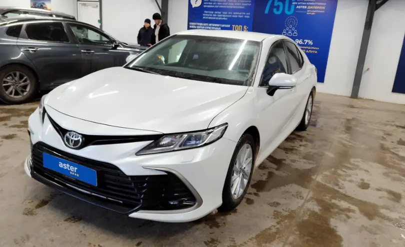 Toyota Camry 2023 года за 13 400 000 тг. в Астана