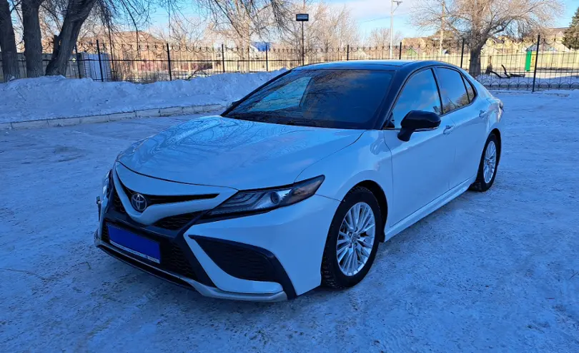 Toyota Camry 2021 года за 12 850 000 тг. в Актобе