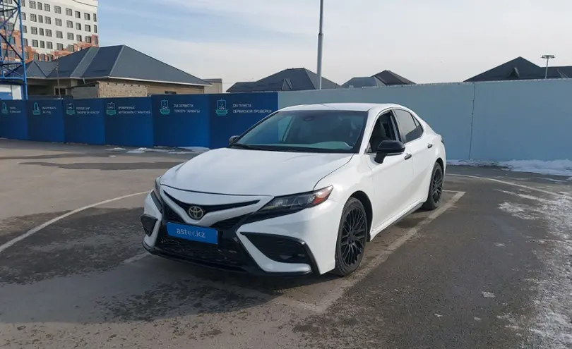 Toyota Camry 2022 года за 11 800 000 тг. в Шымкент