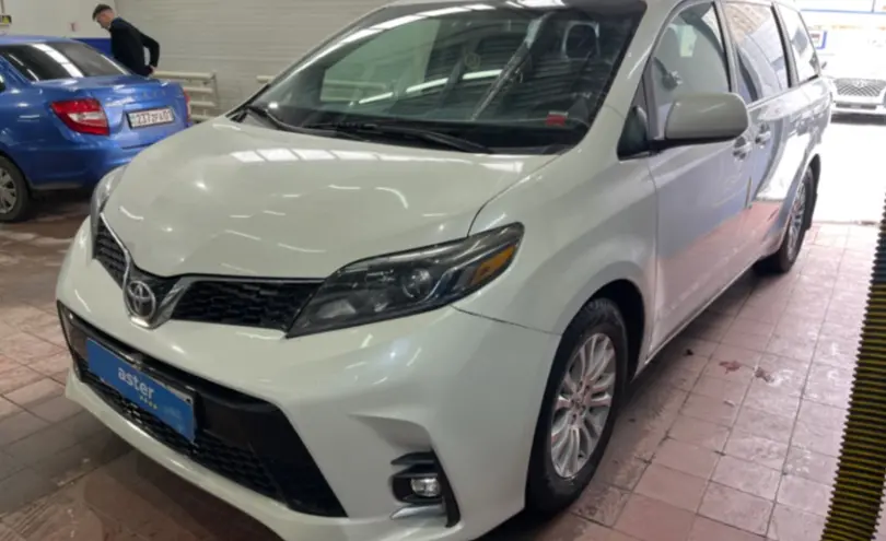 Toyota Sienna 2016 года за 15 000 000 тг. в Астана