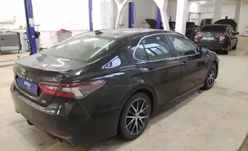 Toyota Camry 2021 года за 14 000 000 тг. в Актобе