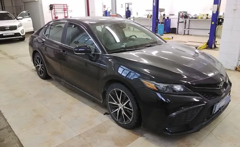 Toyota Camry 2021 года за 14 000 000 тг. в Актобе фото 3