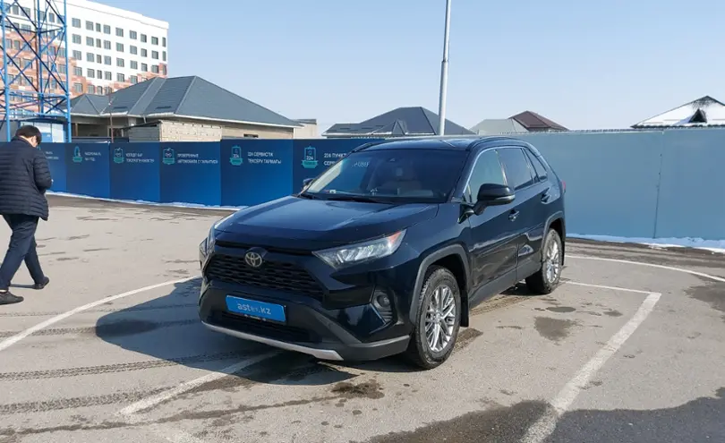 Toyota RAV4 2021 года за 15 000 000 тг. в Шымкент