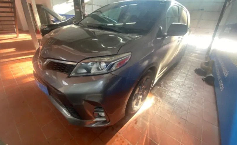 Toyota Sienna 2015 года за 13 500 000 тг. в Астана