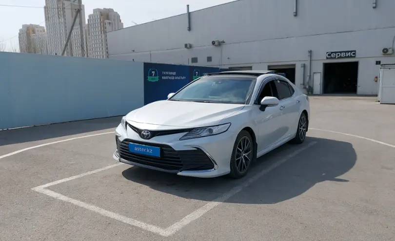 Toyota Camry 2022 года за 18 790 000 тг. в Шымкент