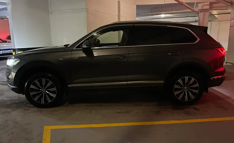 Volkswagen Touareg 2018 года за 25 000 000 тг. в Алматы