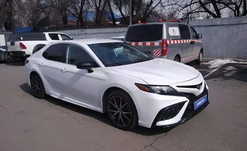 Toyota Camry 2021 года за 14 000 000 тг. в Алматы фото 3