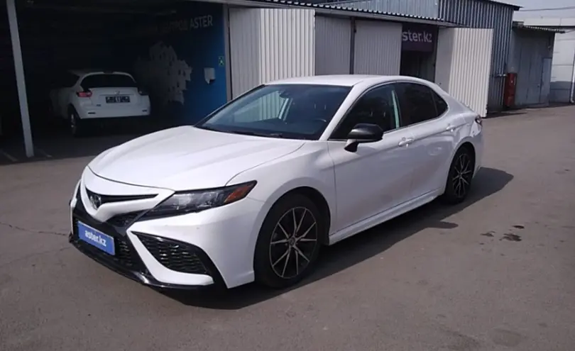 Toyota Camry 2021 года за 14 000 000 тг. в Алматы