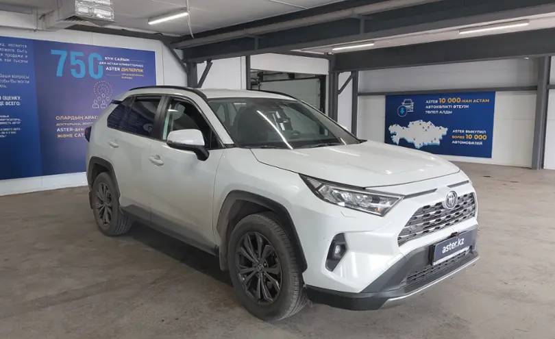 Toyota RAV4 2023 года за 17 500 000 тг. в Астана фото 2