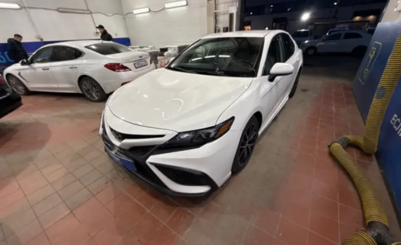 Toyota Camry 2021 года за 13 500 000 тг. в Астана