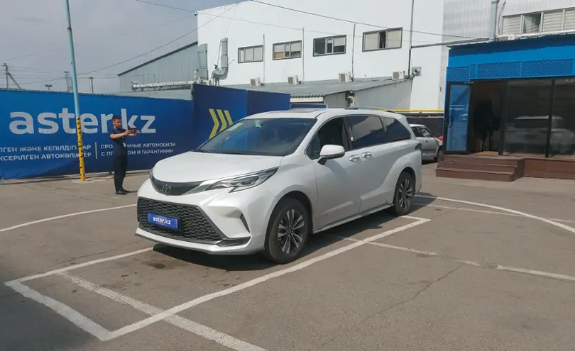 Toyota Sienna 2024 года за 33 000 000 тг. в Алматы