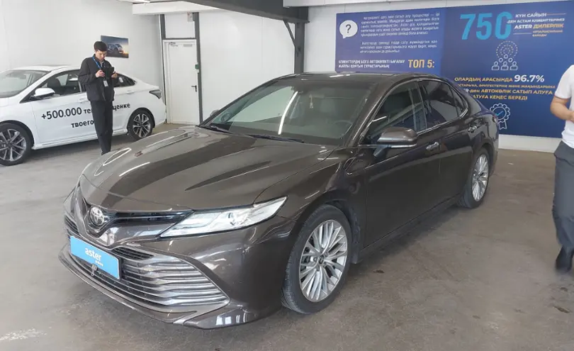 Toyota Camry 2018 года за 14 000 000 тг. в Астана