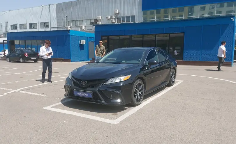 Toyota Camry 2021 года за 13 500 000 тг. в Алматы