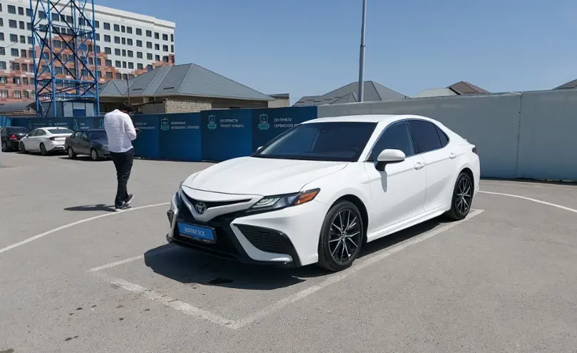 Toyota Camry 2021 года за 13 500 000 тг. в Шымкент