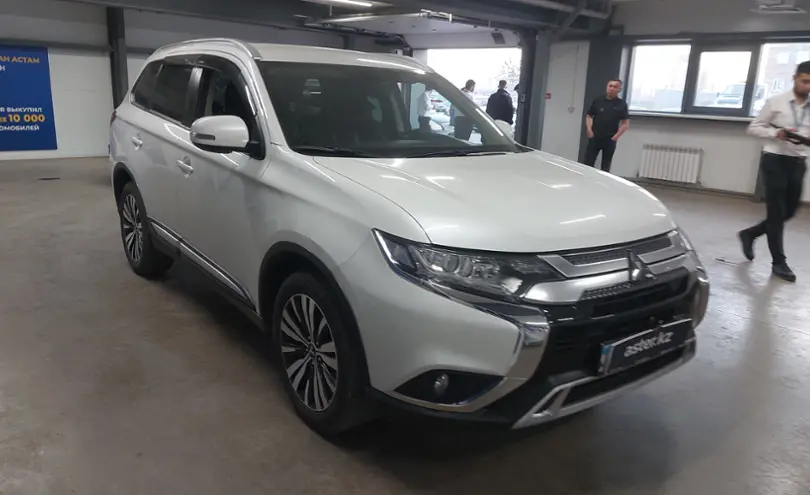 Mitsubishi Outlander 2018 года за 11 000 000 тг. в Астана фото 2