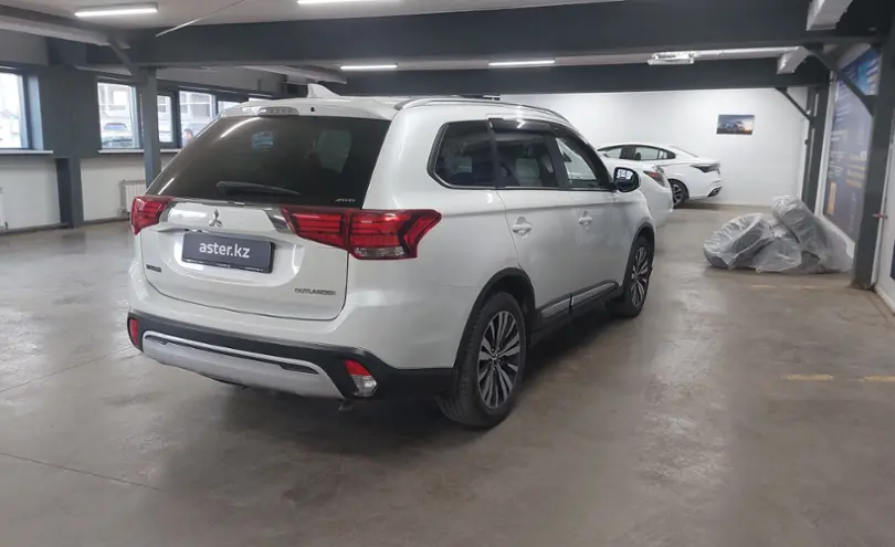 Mitsubishi Outlander 2018 года за 11 000 000 тг. в Астана фото 3
