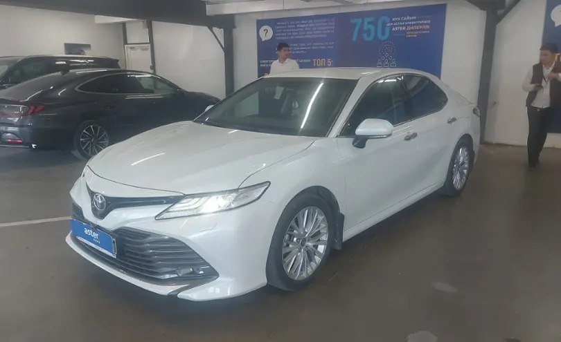 Toyota Camry 2019 года за 14 000 000 тг. в Астана