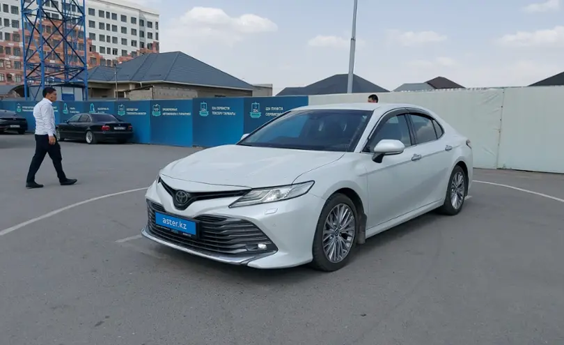 Toyota Camry 2018 года за 14 000 000 тг. в Шымкент
