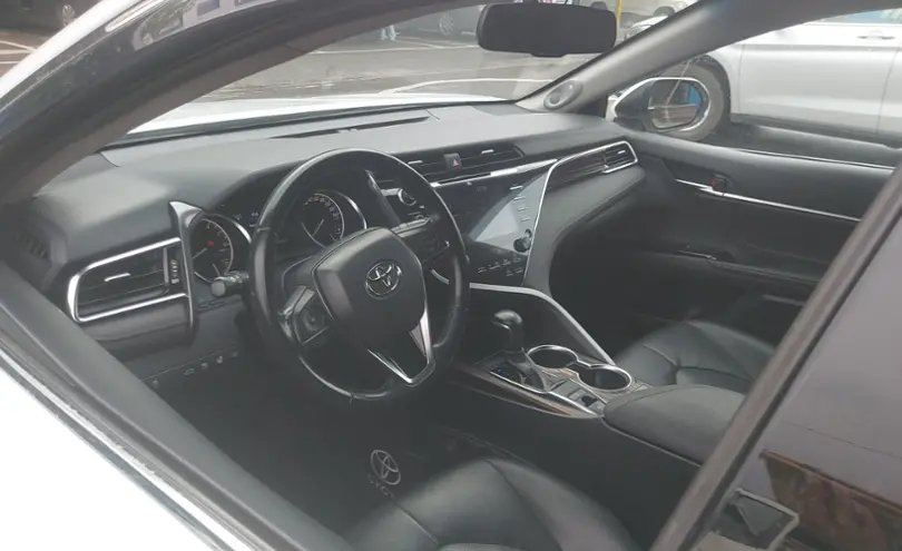 Toyota Camry 2018 года за 13 500 000 тг. в Алматы фото 5