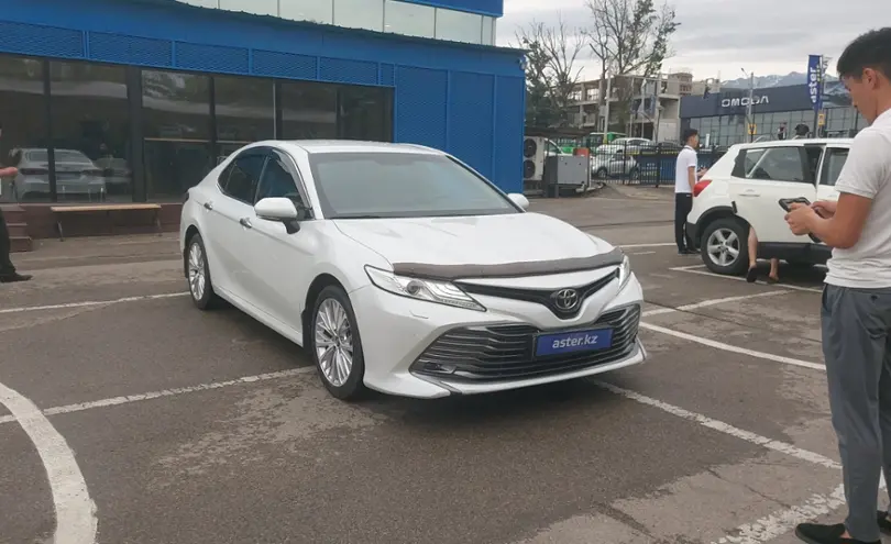 Toyota Camry 2018 года за 13 500 000 тг. в Алматы фото 2