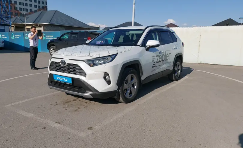 Toyota RAV4 2022 года за 15 500 000 тг. в Шымкент