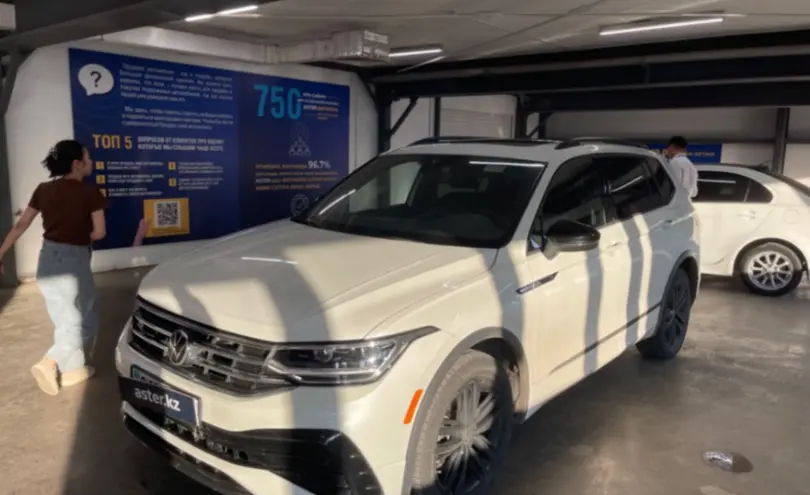 Volkswagen Tiguan 2022 года за 11 500 000 тг. в Астана