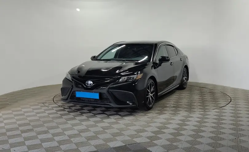 Toyota Camry 2021 года за 11 250 000 тг. в Алматы