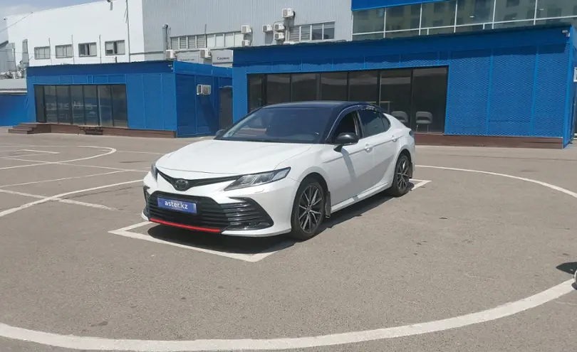 Toyota Camry 2021 года за 13 700 000 тг. в Алматы