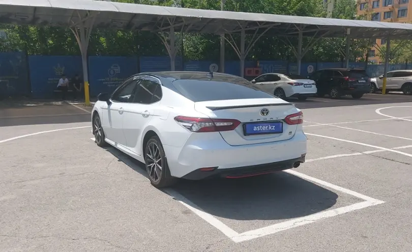 Toyota Camry 2021 года за 13 700 000 тг. в Алматы фото 4