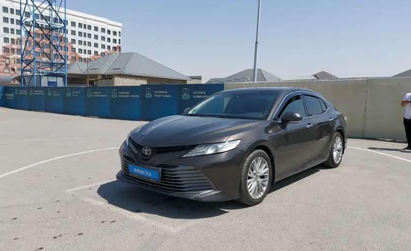 Toyota Camry 2018 года за 13 990 000 тг. в Шымкент