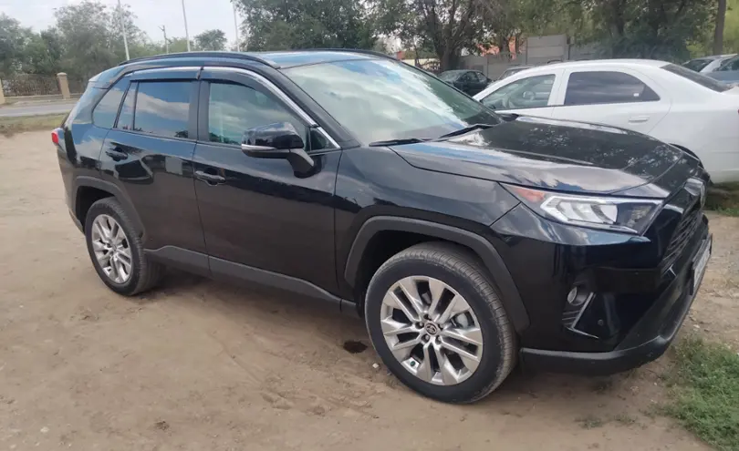 Toyota RAV4 2021 года за 15 000 000 тг. в Актобе