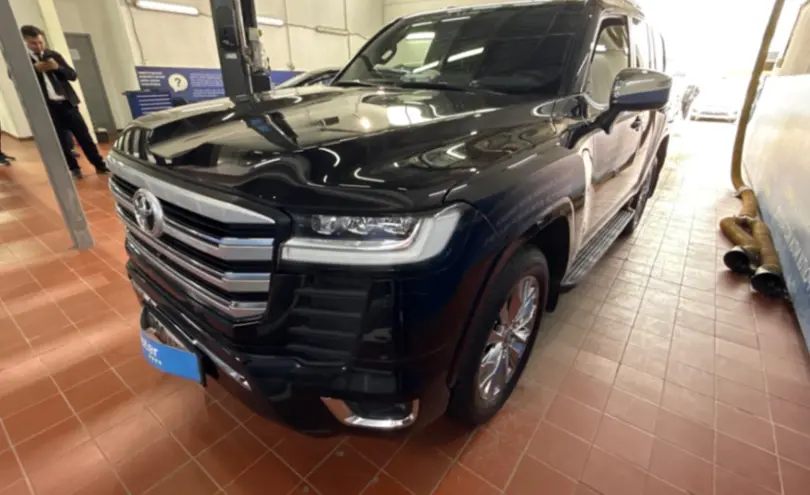 Toyota Land Cruiser 2023 года за 56 000 000 тг. в Астана