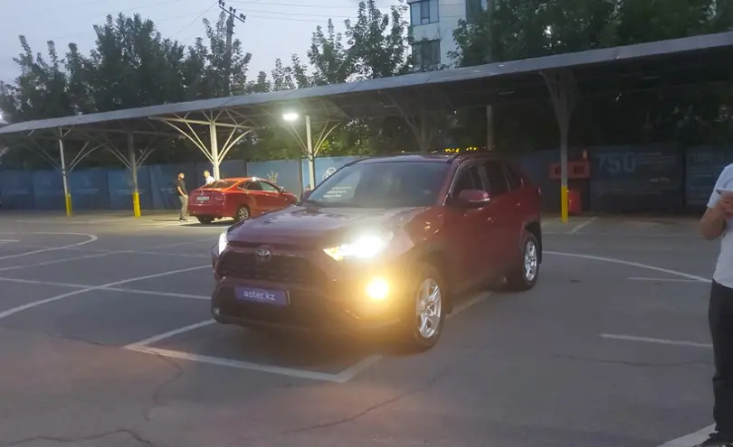 Toyota RAV4 2021 года за 10 500 000 тг. в Алматы