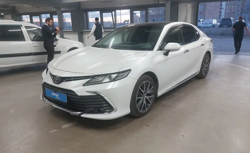 Toyota Camry 2023 года за 14 700 000 тг. в Астана