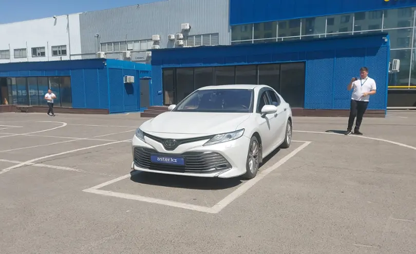 Toyota Camry 2020 года за 13 500 000 тг. в Алматы
