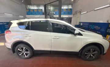 Toyota RAV4 2017 года за 12 300 000 тг. в Астана фото 4