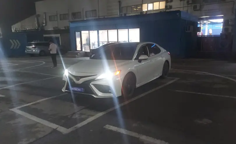 Toyota Camry 2022 года за 14 000 000 тг. в Алматы