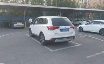 Mitsubishi Outlander 2018 года за 8 800 000 тг. в Алматы фото 4
