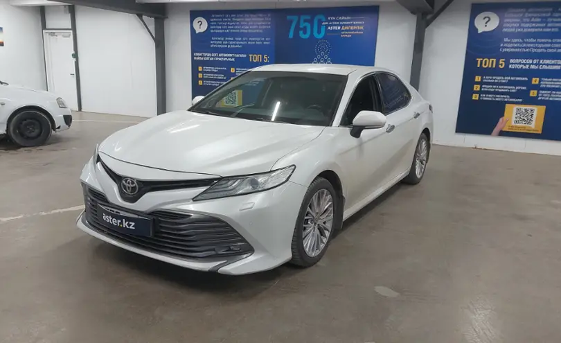Toyota Camry 2018 года за 13 500 000 тг. в Астана