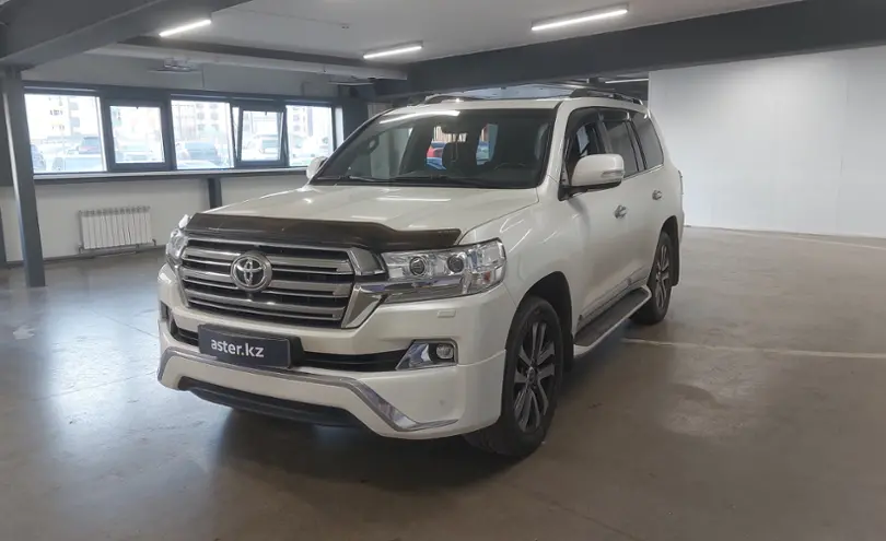 Toyota Land Cruiser 2017 года за 32 000 000 тг. в Астана