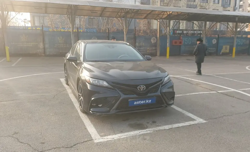 Toyota Camry 2020 года за 13 000 000 тг. в Алматы