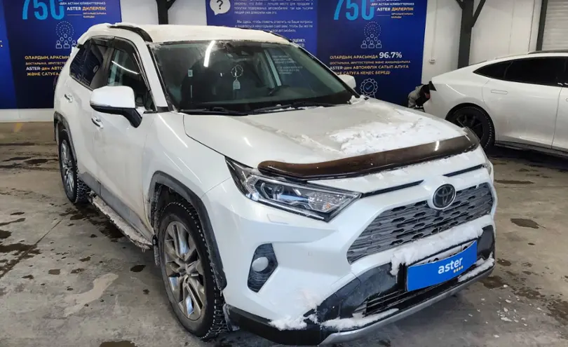 Toyota RAV4 2021 года за 19 000 000 тг. в Астана фото 2