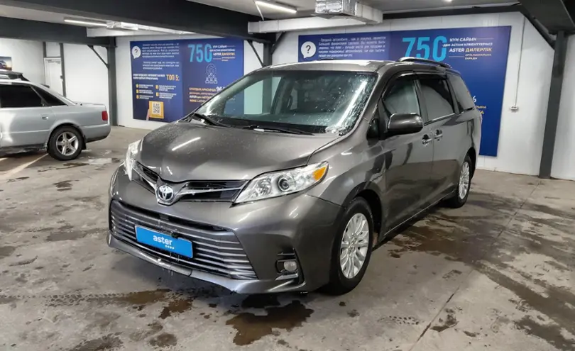 Toyota Sienna 2017 года за 15 000 000 тг. в Астана