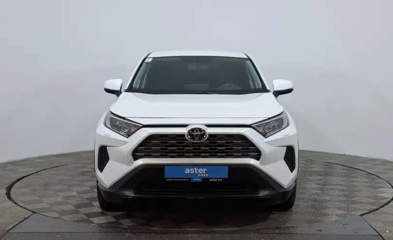 Toyota RAV4 2020 года за 14 090 000 тг. в Астана фото 2