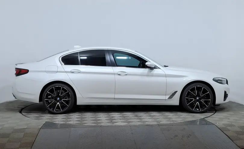 BMW 5 серии 2021 года за 21 990 000 тг. в Астана фото 4