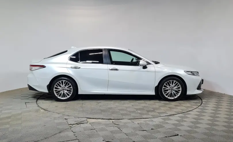 Toyota Camry 2018 года за 10 650 000 тг. в Алматы фото 4