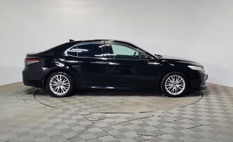 Toyota Camry 2018 года за 13 990 000 тг. в Алматы фото 4