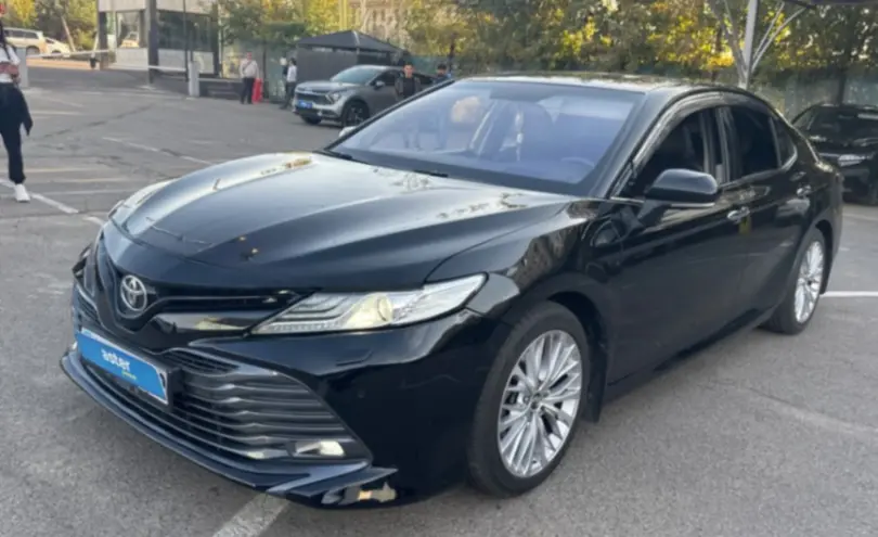 Toyota Camry 2018 года за 13 990 000 тг. в Алматы