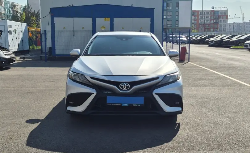 Toyota Camry 2020 года за 10 490 000 тг. в Алматы фото 2